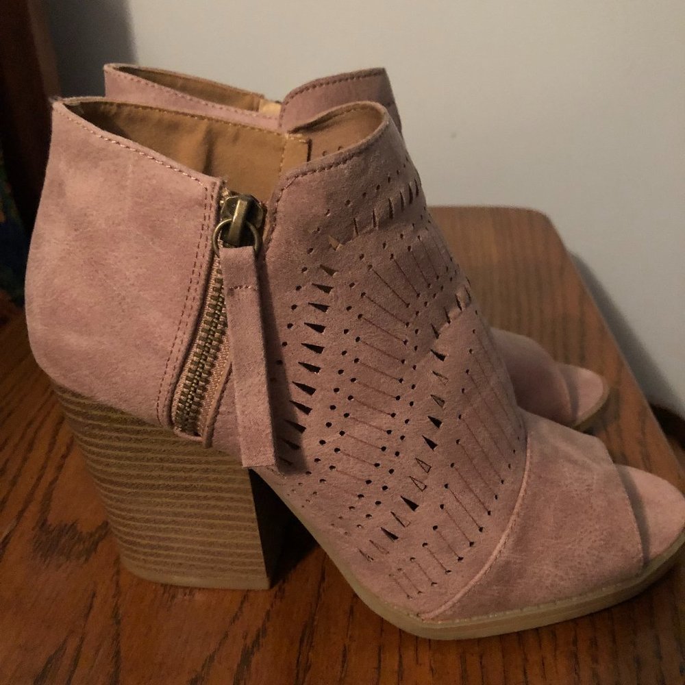 Qupid open toe tan sandals - Size 7